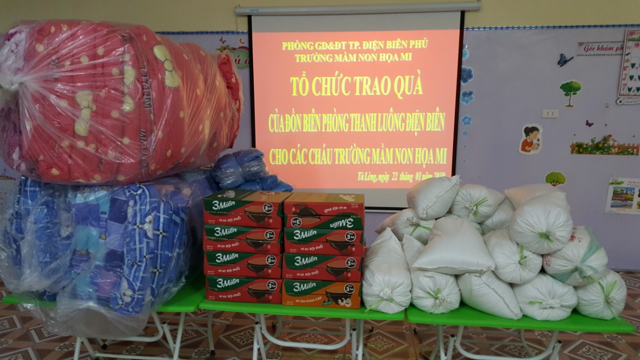 20 xuất quà, mỗi xuất quà trị giá 400.000 đồng gồm: chăn, màn, gạo, mỳ tôm.